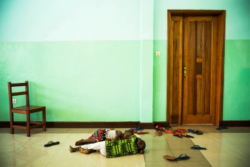 BUKAVU, REPUBLIQUE DEMOCRATIQUE DU CONGO. AVRIL 2016. Des enfants font la sieste dans la salle de karate de la fondation Panzi. La fondation Panzi prend en charge des femmes victimes de viol et developpe un programme de rehabilitation par le sport.